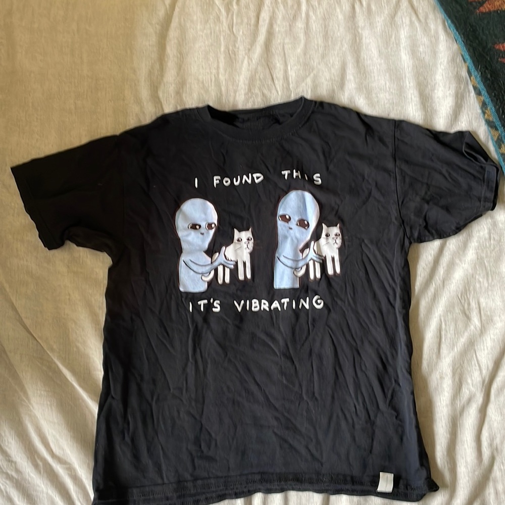 Cute XS men’s sized t shirt with alien-cat graphics